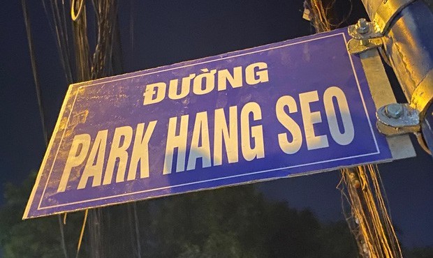 Dân Sài Gòn treo biển 'đường Park Hang Seo', chính quyền đi gỡ xuống