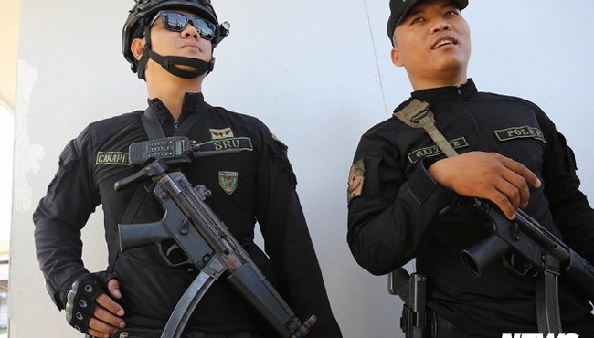 Cận cảnh hàng chục đặc vụ Philippines ôm súng theo sát U22 Việt Nam