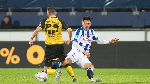 Clip những pha chạm bóng đầu tiên của Văn Hậu trong trận ra mắt đội 1 Heerenveen 