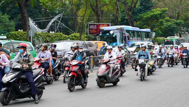 Người Sài Gòn chạy xe ngược chiều thành đoàn