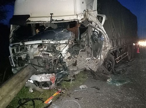 Tai nạn thảm khốc: Xe khách 16 chỗ đấu đầu xe tải ở Bình Thuận, 8 người tử vong thương tâm 