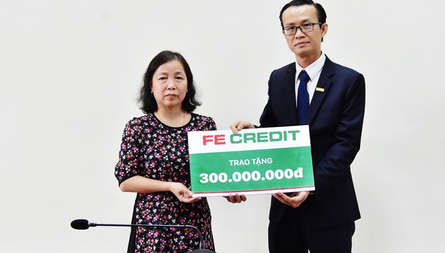 FE CREDIT tặng gia đình liệt sĩ Phạm Văn Hướng 300 triệu đồng 
