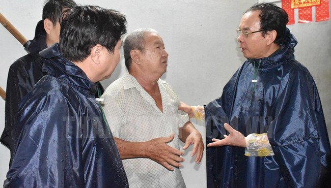 Tân Bí thư Thành ủy TP HCM Nguyễn Văn Nên dầm mưa tìm kế chống ngập