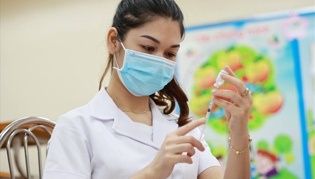 Thủ tướng Phạm Minh Chính yêu cầu tiến hành các thủ tục để mua vaccine cho trẻ 5-11 tuổi