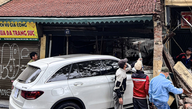 Nữ tài xế 20 tuổi lái Mercedes húc sập tường căn nhà cổ 100 năm tuổi  