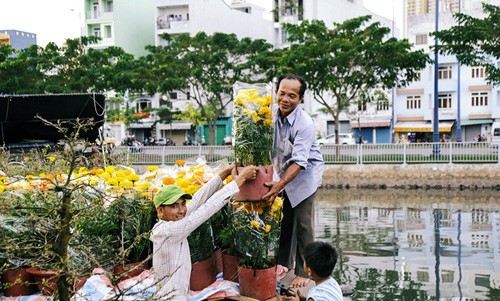 Độc đáo chợ hoa “trên bến dưới thuyền” chỉ Tết mới có ở TP HCM
