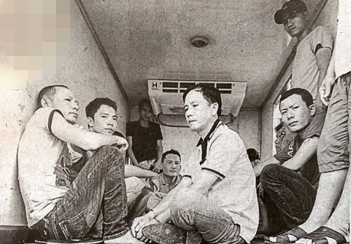 Cảnh sát ập vào khống chế 9 người ngồi chật kín trong thùng xe đông lạnh ở Sài Gòn 