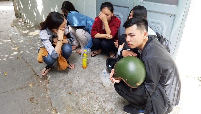 Bạn bè ngồi góc đường khóc thương nữ sinh 19 tuổi bị giết dã man ở Sài Gòn 
