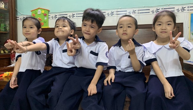 Những đứa trẻ trong ca sinh 5 đầu tiên ở Việt Nam tung tăng vào lớp 1