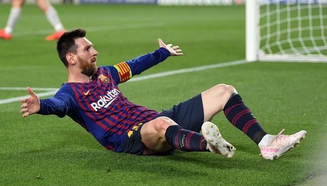 Nhìn lại siêu phẩm đá phá của Messi trên khán đài 