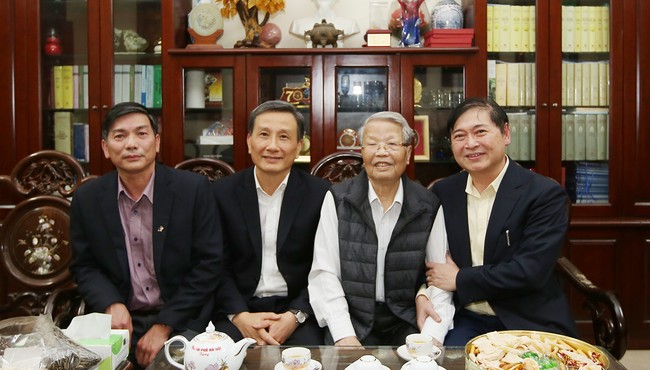 Nguyên Chủ tịch nước Trần Đức Lương chúc TSKH Phan Xuân Dũng thành công ở cương vị Chủ tịch VUSTA