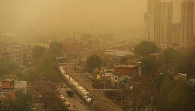 Bão cát khiến bầu trời Bắc Kinh chuyển màu vàng và ô nhiễm nghiêm trọng