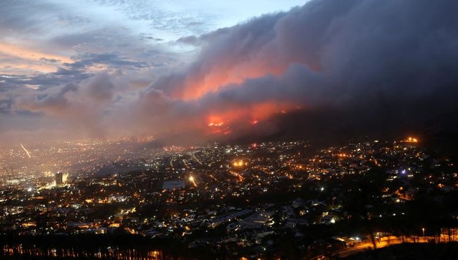Cận cảnh Núi Bàn nổi tiếng ở Nam Phi cháy dữ dội