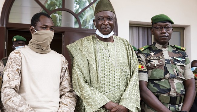 Cuộc đời và sự nghiệp Tổng thống Mali vừa bị quân đội bắt giữ