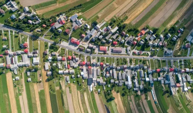 Khám phá ngôi làng đẹp như tranh có duy nhất một con đường ở Ba Lan