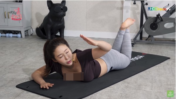 Xôn xao cô gái dạy yoga online hở vùng kín lộ liễu