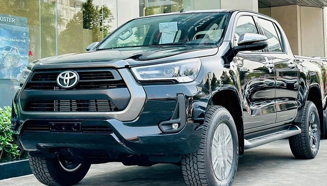 Toyota Hilux 2023 tăng giá tới 178 triệu đồng tại Việt Nam