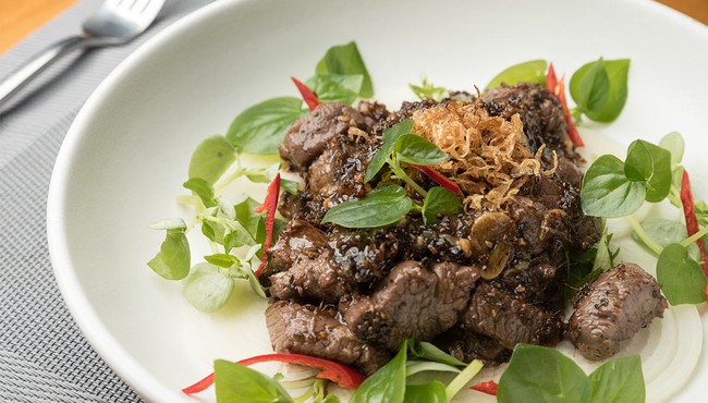 Campuchia nổi tiếng với đặc sản kiến đỏ xào thịt bò - nghe đã thấy 'ngứa'