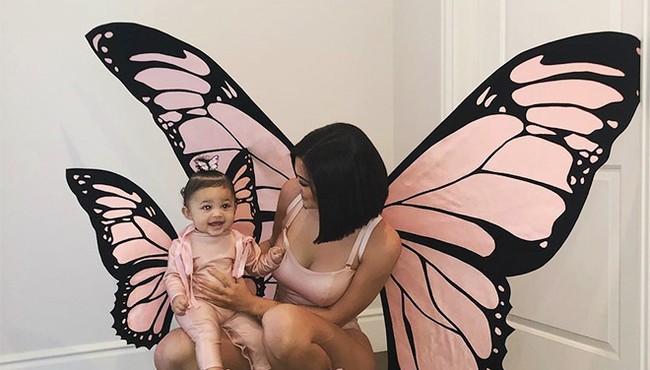 Phong cách thời trang đôi gây sốt của nữ tỉ phú Kylie Jenner và con gái 
