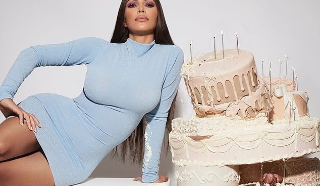 Đón tuổi 40, Kim Kardashian lại khoe thân hình nóng bỏng