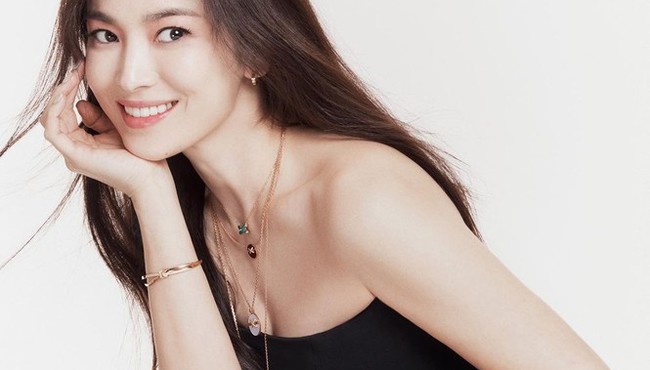 Song Hye Kyo lại xuất hiện với bộ ảnh thời trang sành điệu