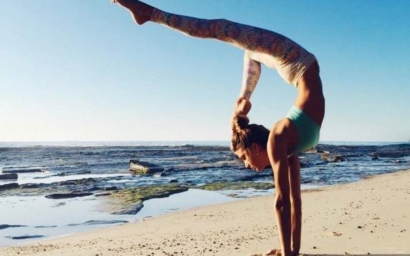 Nữ huấn luyện viên yoga nổi tiếng với thân hình siêu chuẩn nóng bỏng