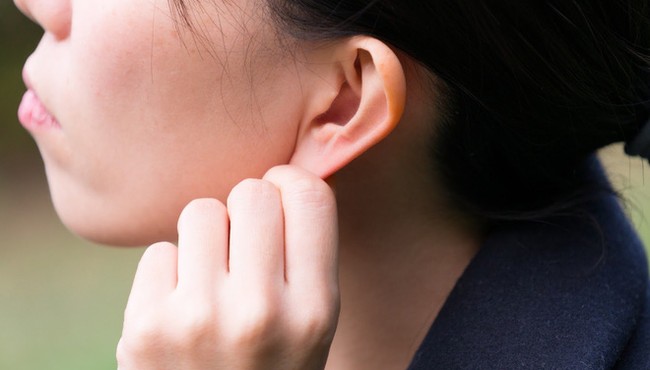 Biểu hiện bị ung thư trực tràng qua tai và mặt