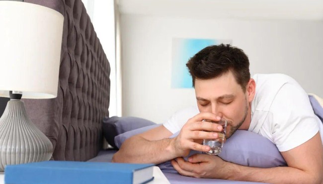 Dấu hiệu 4 loại bệnh khi bị khô miệng lúc ngủ