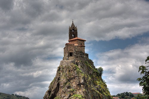 Độc đáo nhà thờ 1.000 tuổi xây từ đá nằm trên đỉnh núi lửa 