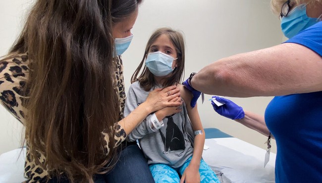 Những tác dụng phụ trẻ em gặp phải khi tiêm vaccine COVID-19