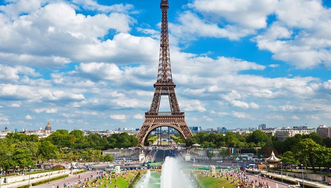 Vì sao tháp Eiffel của Pháp bỗng dưng cao thêm 6m? 