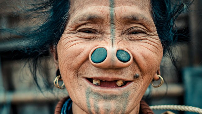 Lạ lùng bộ tộc Apatani đeo khuyên mũi độc đáo