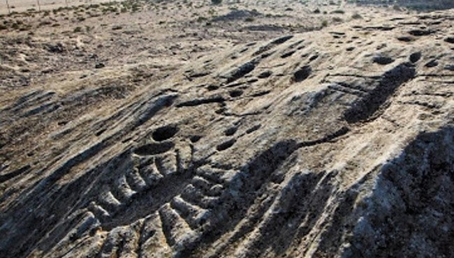 Phát hiện tranh khắc đá trên sa mạc nhiều bí ẩn