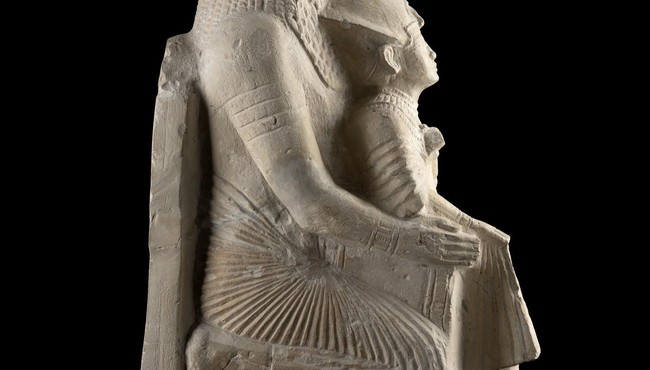 Vì sao pharaoh Ai Cập ngồi trong lòng “người lạ"?