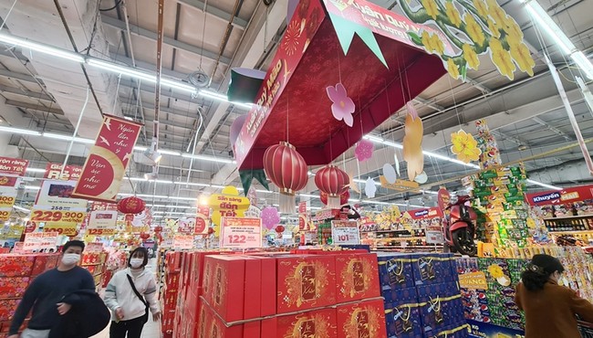Hàng hóa Tết đồng loạt lên kệ siêu thị ở Hà Nội 