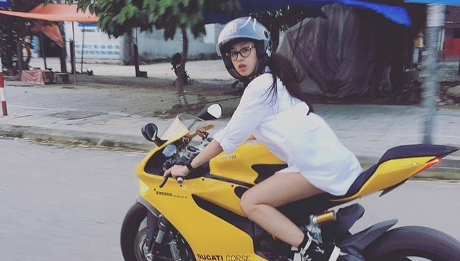 Lộ danh tính nữ Rich Kid Việt body chuẩn, lái moto cực ngầu