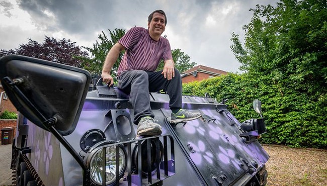 Luật sư ở Anh muốn sử dụng xe tăng gần 60 tuổi làm... taxi