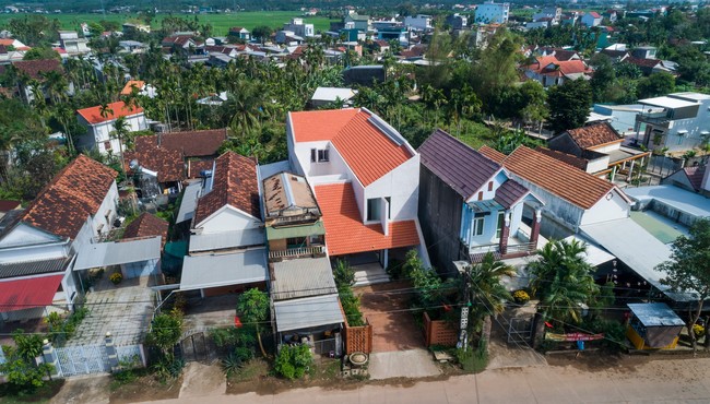 Ngôi nhà độc lạ với hệ mái ngói xếp tầng ở Quảng Ngãi