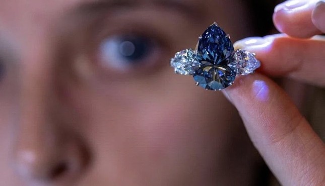 Ngắm viên kim cương xanh hiếm nhất thế giới giá 1.000 tỷ