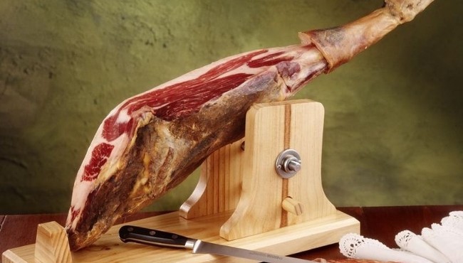 Thịt lợn muối Iberico có gì đặc biệt mà giá hàng chục triệu hút khách dịp Tết? 