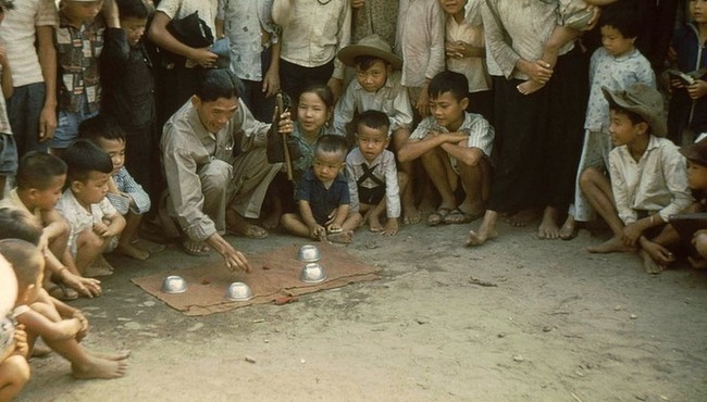 Cảnh mưu sinh trên đường phố Sài Gòn năm 1956