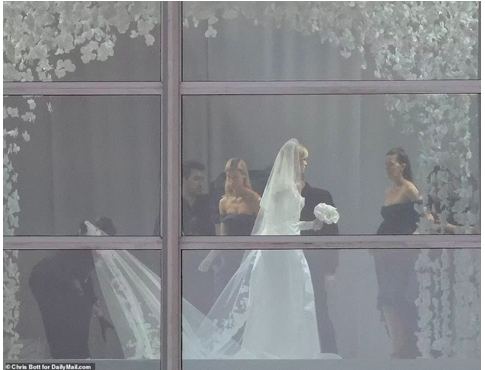 Lộ diện chiếc váy cưới Valentino của vợ Brooklyn Beckham
