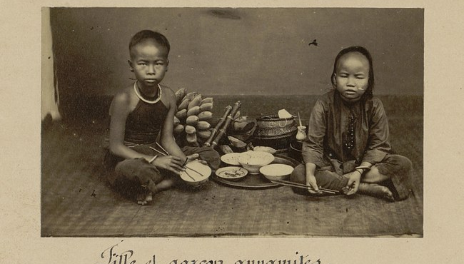 Tuổi thơ trẻ em Việt Nam khoảng 100 năm trước như nào?