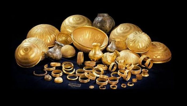 Phát hiện 2 món đồ ngoài trái đất khi mở kho vàng 3.500 năm tuổi