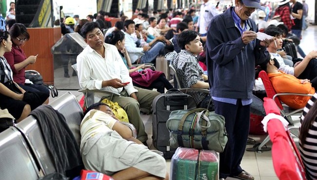 Người dân đổ ra Bến xe miền Đông chờ về quê đón Tết