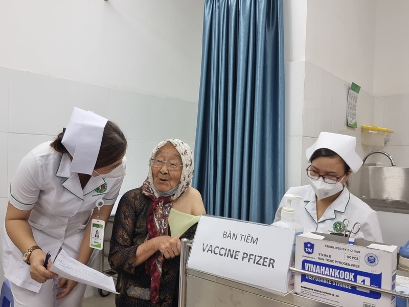 TP HCM phat dong thang cao diem tiem nhac lai vaccine phong Covid-19-Hinh-2