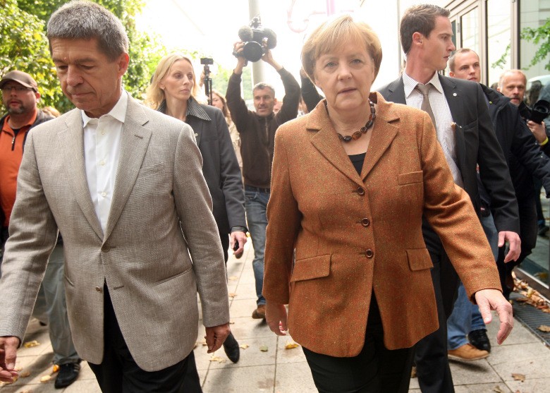 Biet gi ve ve phu quan cua Thu tuong Duc Angela Merkel?-Hinh-2