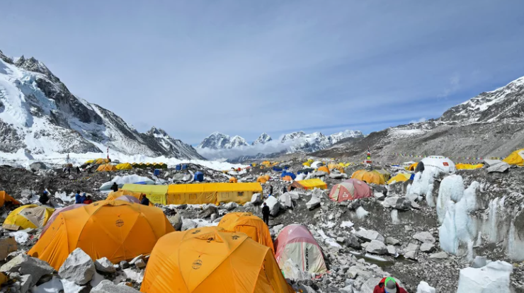 Dai dich COVID-19 de doa 'noc nha the gioi' Everest-Hinh-2