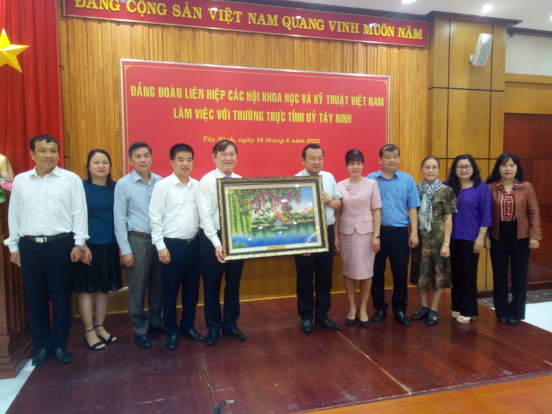 TSKH Phan Xuan Dung dan dau doan cong tac cua VUSTA lam viec tai Tinh uy Tay Ninh-Hinh-4
