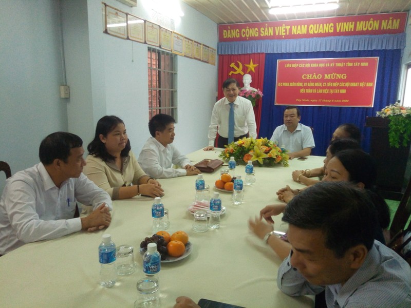 TSKH Phan Xuan Dung dan dau doan cong tac cua VUSTA lam viec tai Tinh uy Tay Ninh-Hinh-6